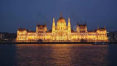 从河到布达佩斯<strong>议会</strong>的夜景.. 布达佩斯匈牙利首都匈牙利<strong>议会大厦</strong>